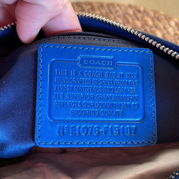 Coach purse with detachable shoulder strap and leather handle - Picture 6 of 6